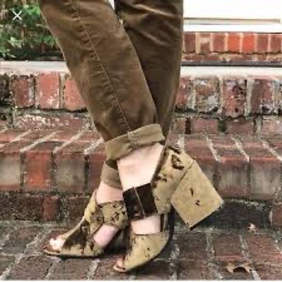 New in box - Cabi Interlock Block crushed velvet heel size 7 - Picture 1 of 8